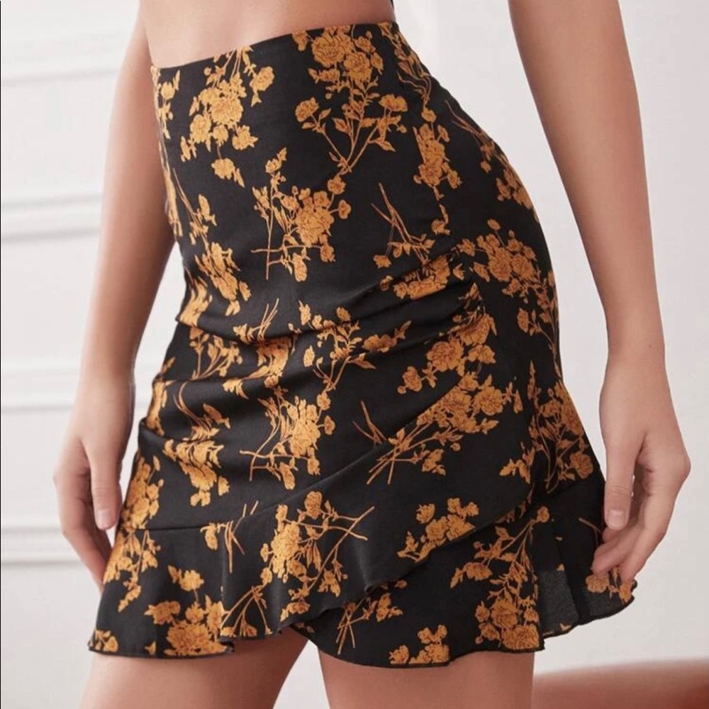 NWOT Blk and gold floral high waist skirt